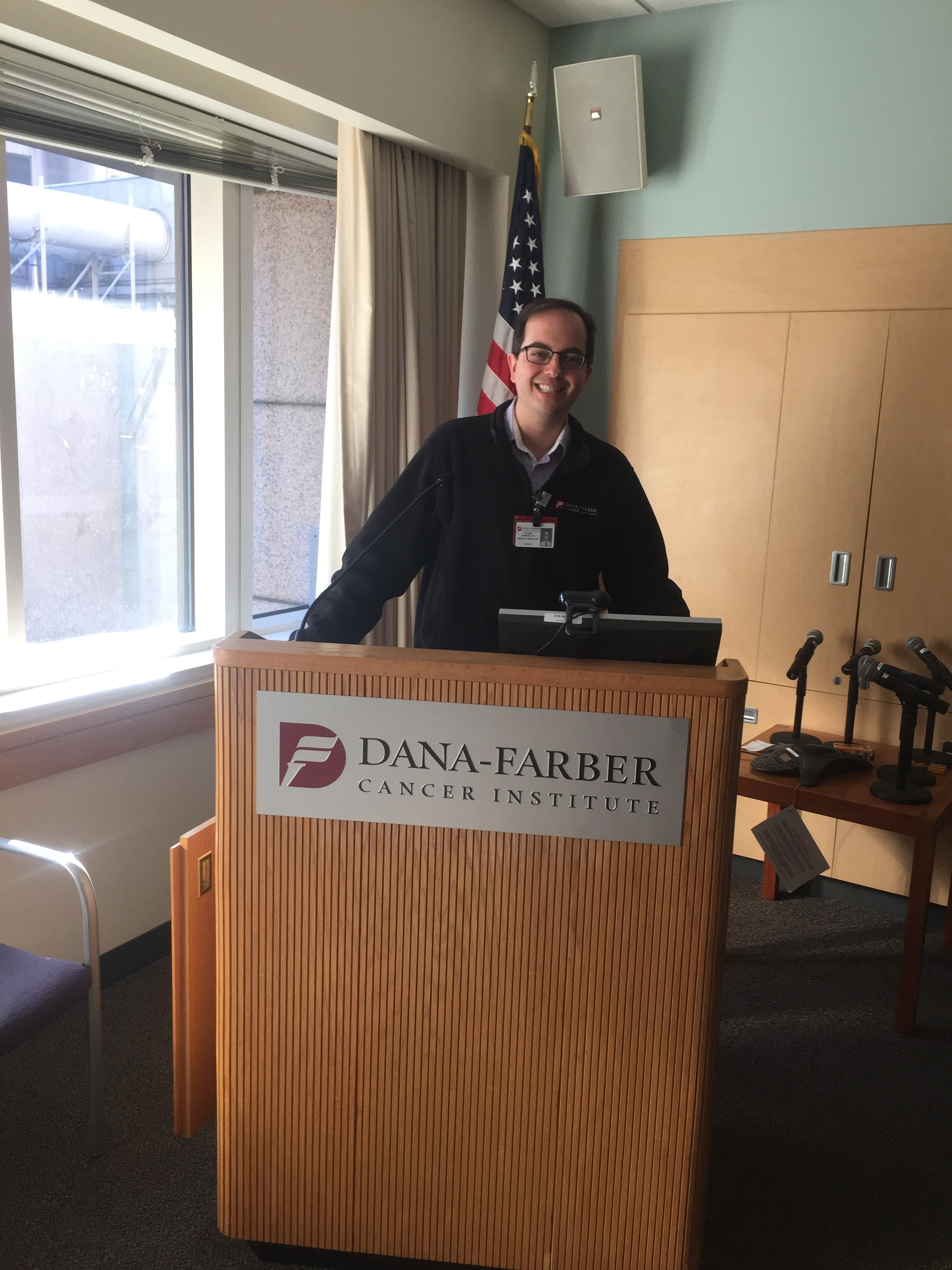 Dr. Raphael no púlpito Dana-Farber apresentando